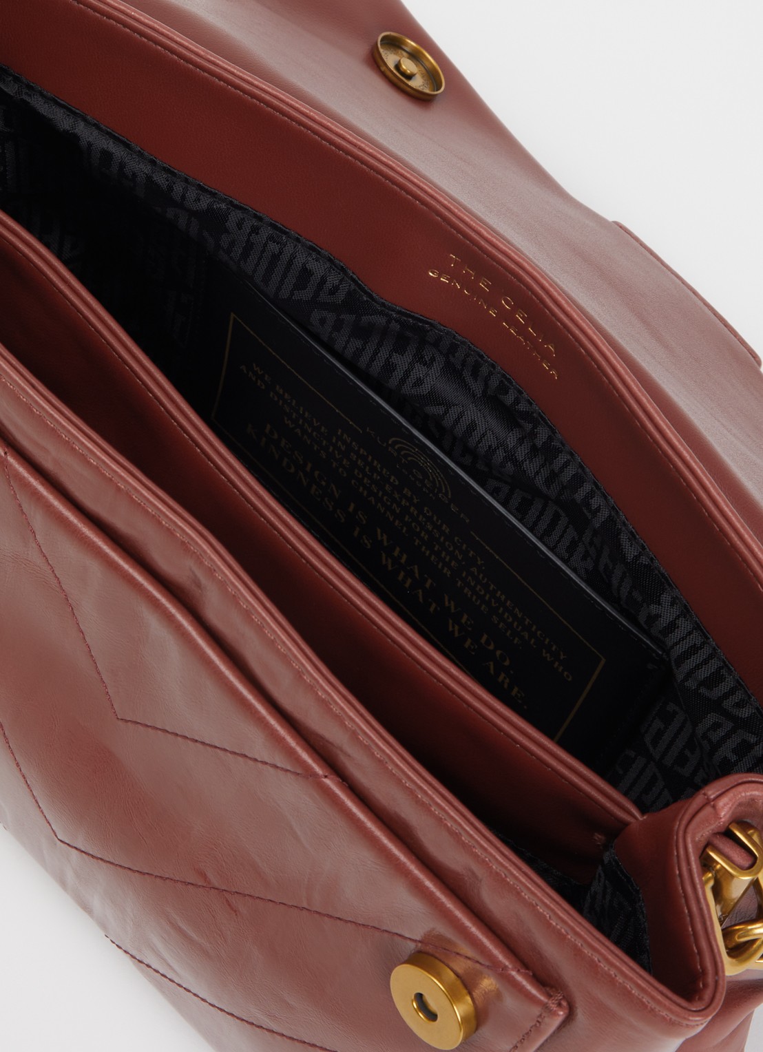 Kurt Geiger Celia schoudertas van leer met quilt patroon - detail 2 steenrood