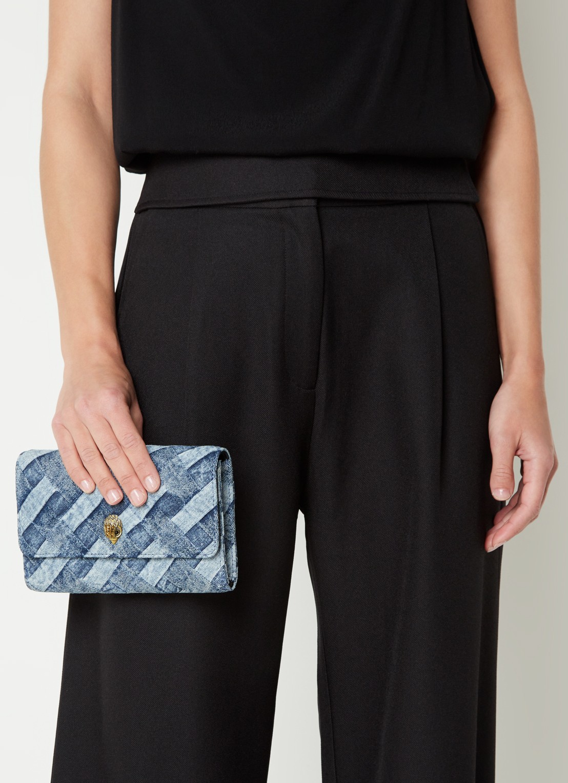 Kurt Geiger Kensington clutch van denim met afneembare schouderriem - voorkant 6 indigo