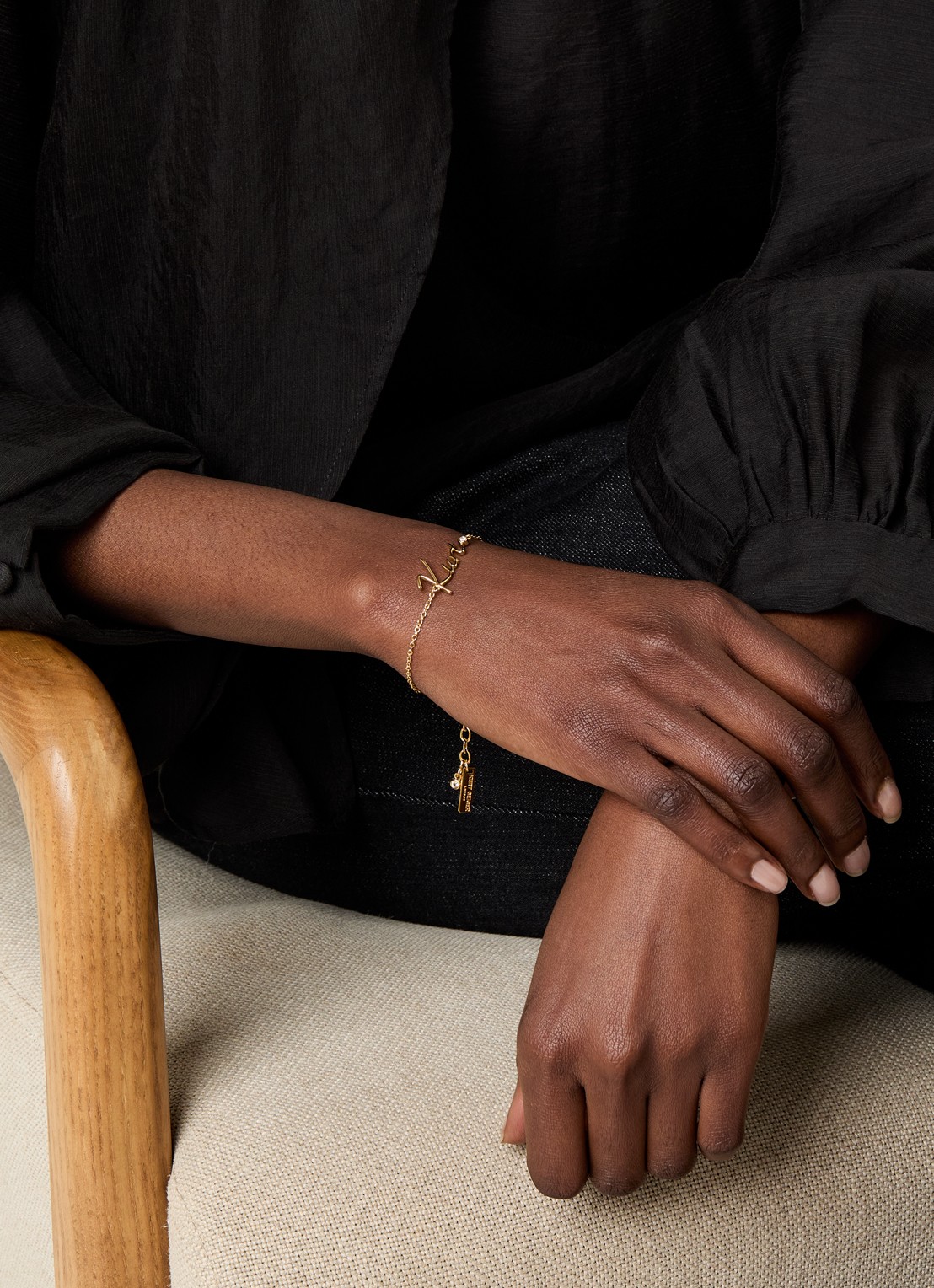 Kurt Geiger Kurt Script armband met kristal - voorkant 3 goud
