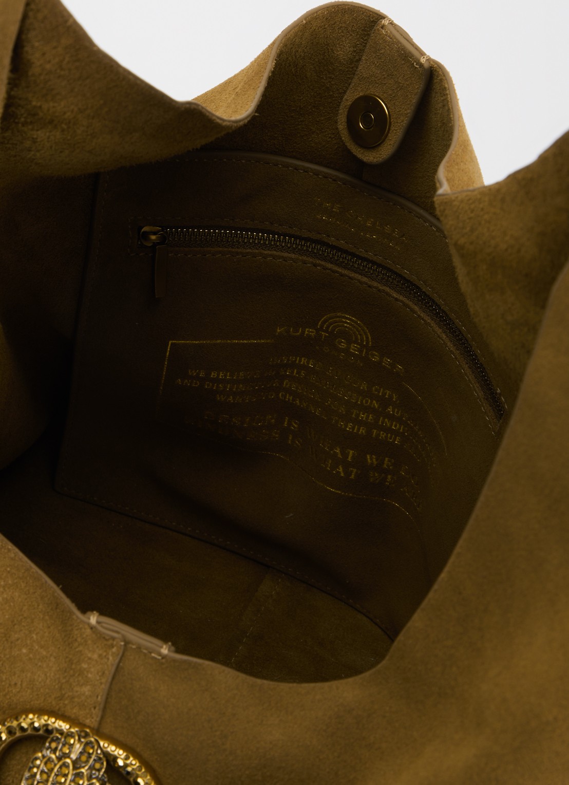 Kurt Geiger Large Chelsea Slouch schoudertas van suède - detail 2 cognac