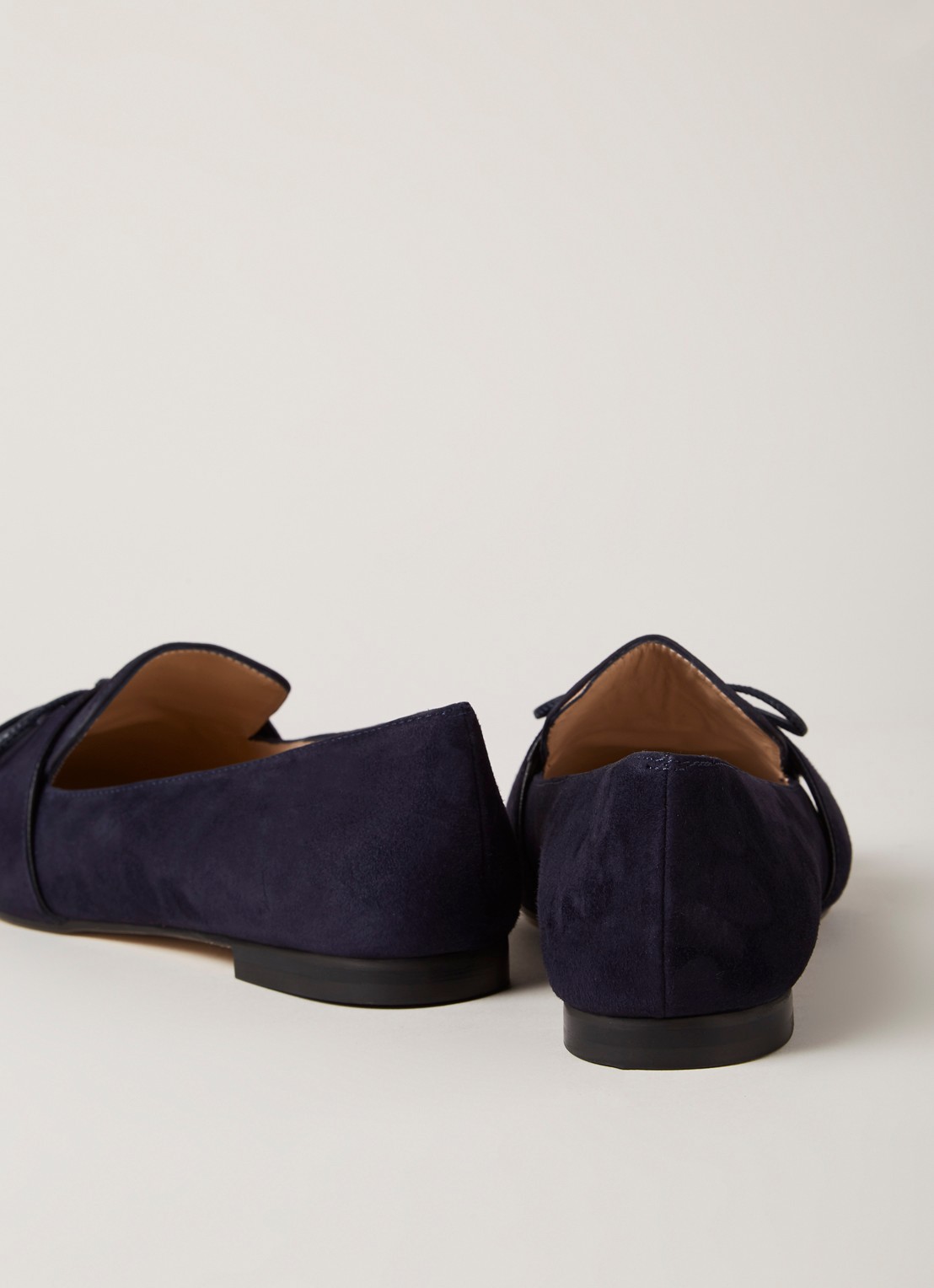 L.K.Bennett Celina loafer van suède met tassels - detail donkerblauw