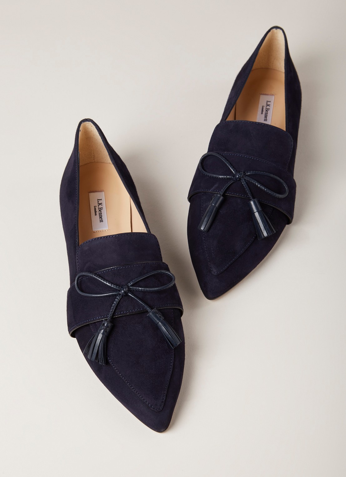 L.K.Bennett Celina loafer van suède met tassels - detail 2 donkerblauw