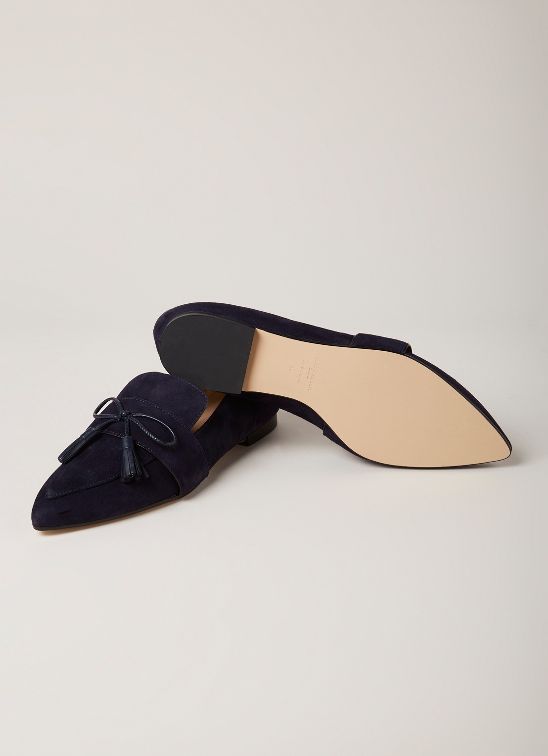 L.K.Bennett Celina loafer van suède met tassels - detail 3 donkerblauw