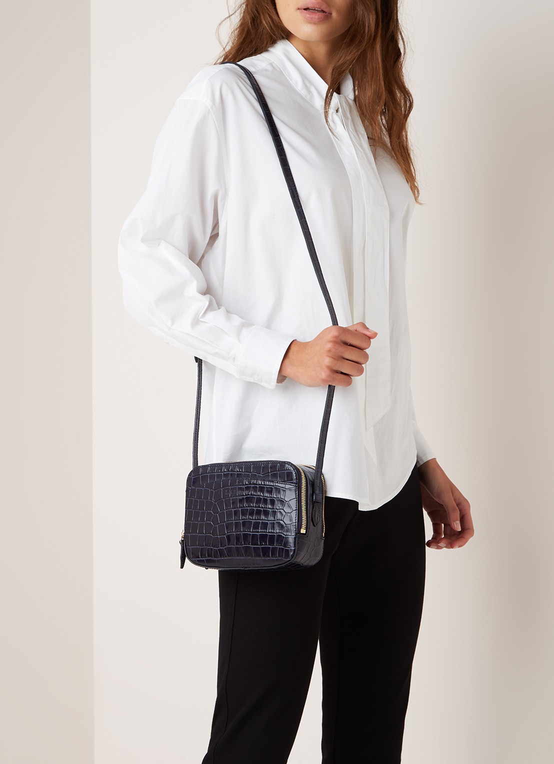 L.K.Bennett Mariel crossbodytas van kalfsleer met crocostructuur - voorkant 4 donkerblauw