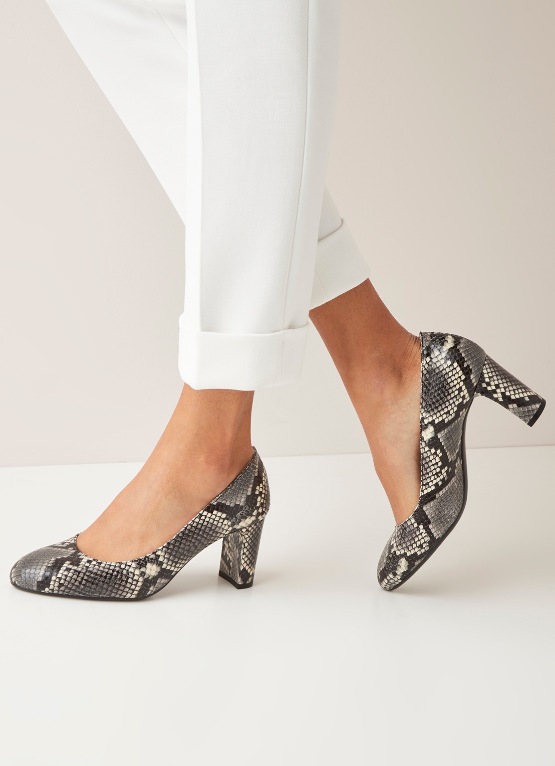L.K.Bennett Winola pump van leer - voorkant 5 bruin