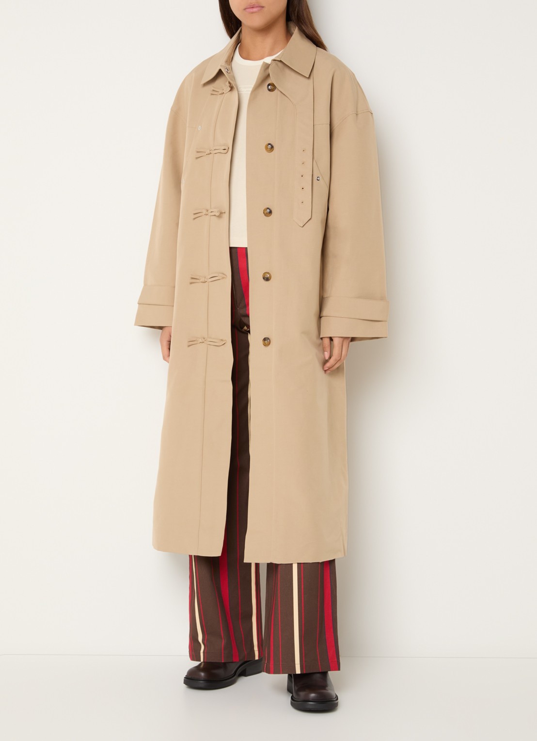 Laagam Antwerp trenchcoat met strikceintuur en opstaande kraag - voorkant 4 donkerbeige