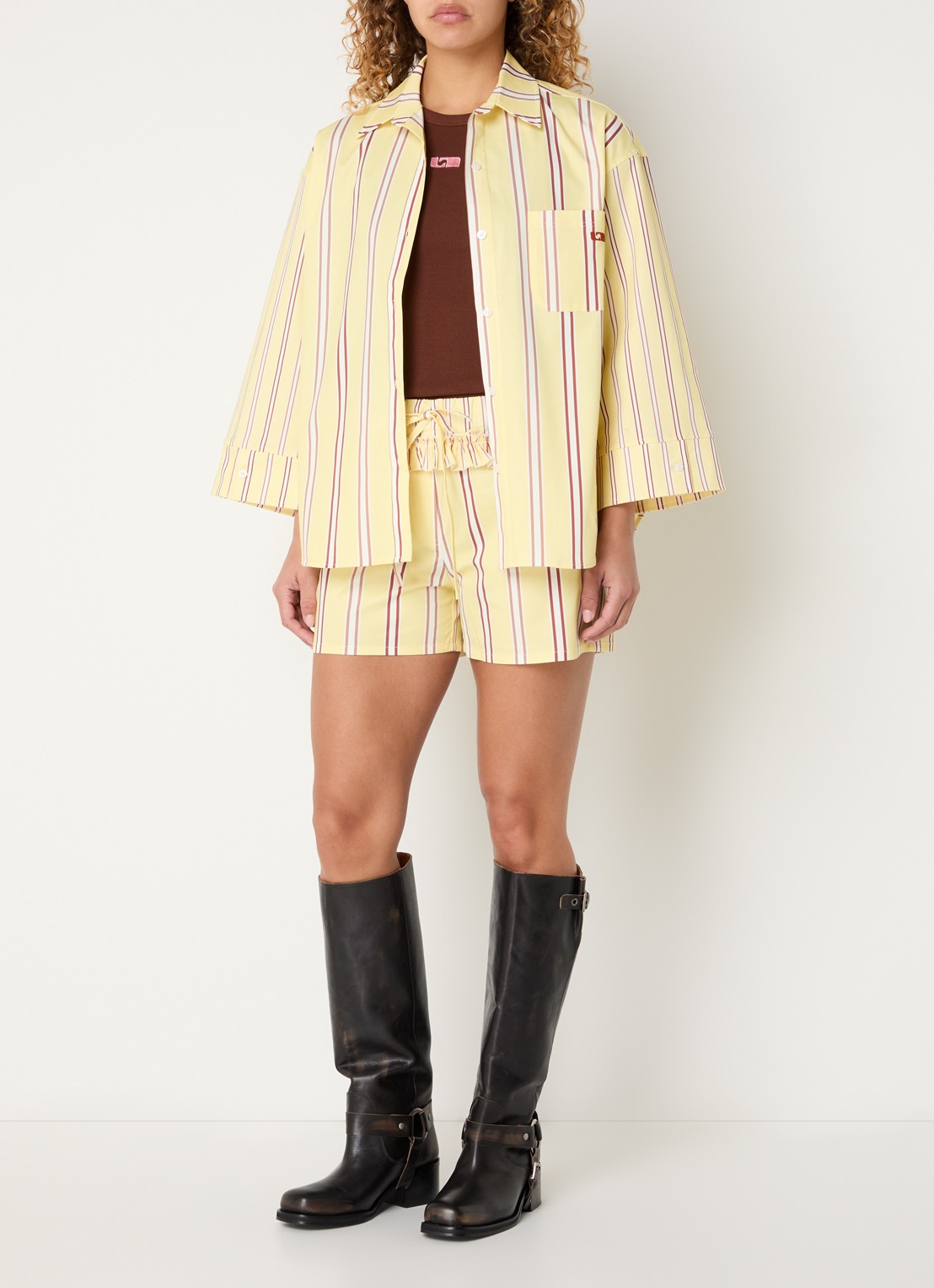 Laagam Caos mid waist straight fit korte broek met smockwerk - voorkant 3 citroengeel