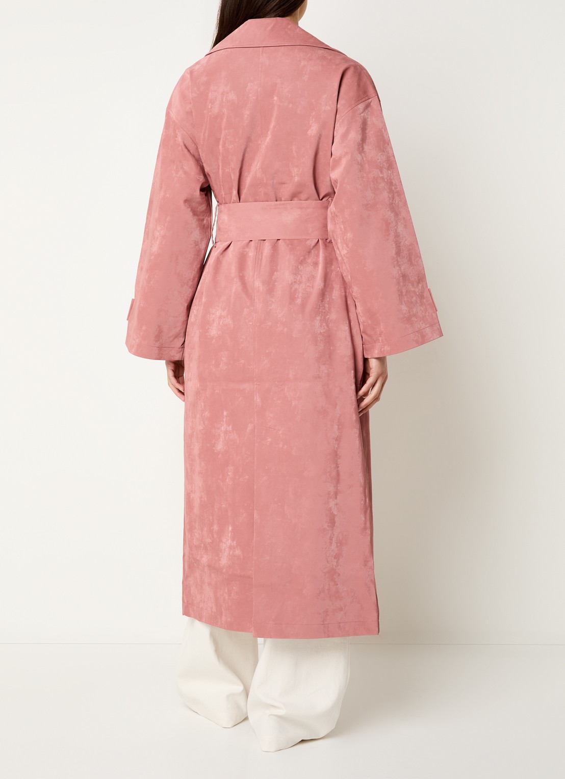 Laagam Janina trenchcoat met strikceintuur - achterkant 3 oudroze