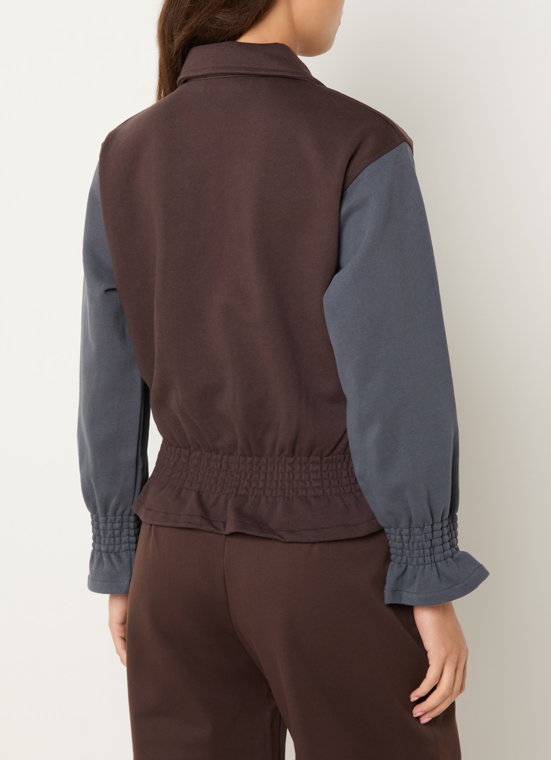Laagam Jolanda sweater met smockwerk en halve rits - achterkant 4 bruin
