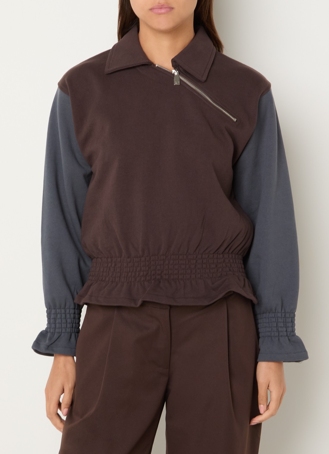Laagam Jolanda sweater met smockwerk en halve rits - detail 3 bruin