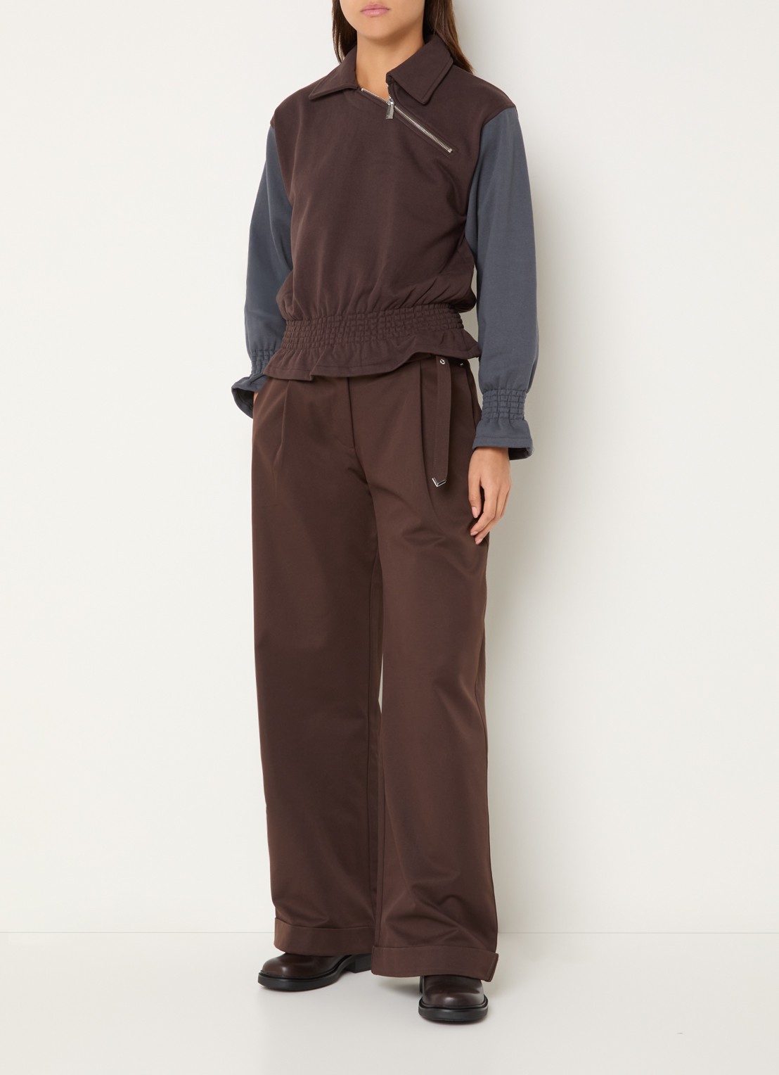 Laagam Jolanda sweater met smockwerk en halve rits - voorkant 2 bruin