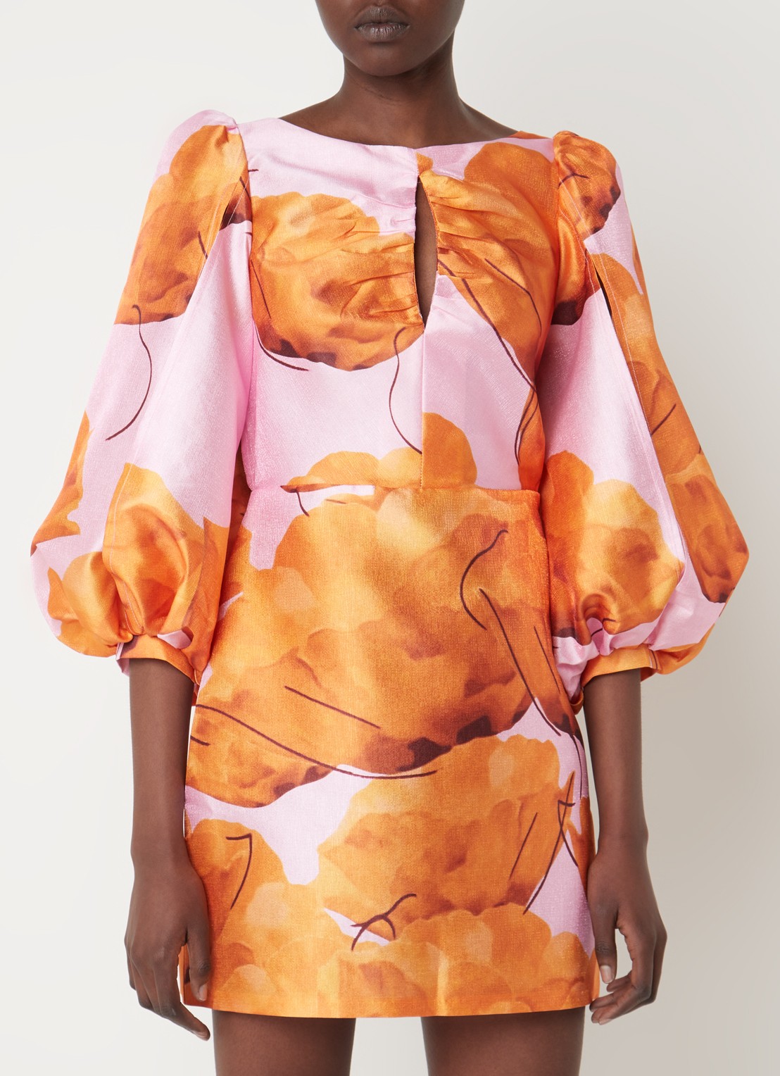 Laagam Liza Fleur mini jurk met bloemenprint en rugdecolleté - achterkant orange