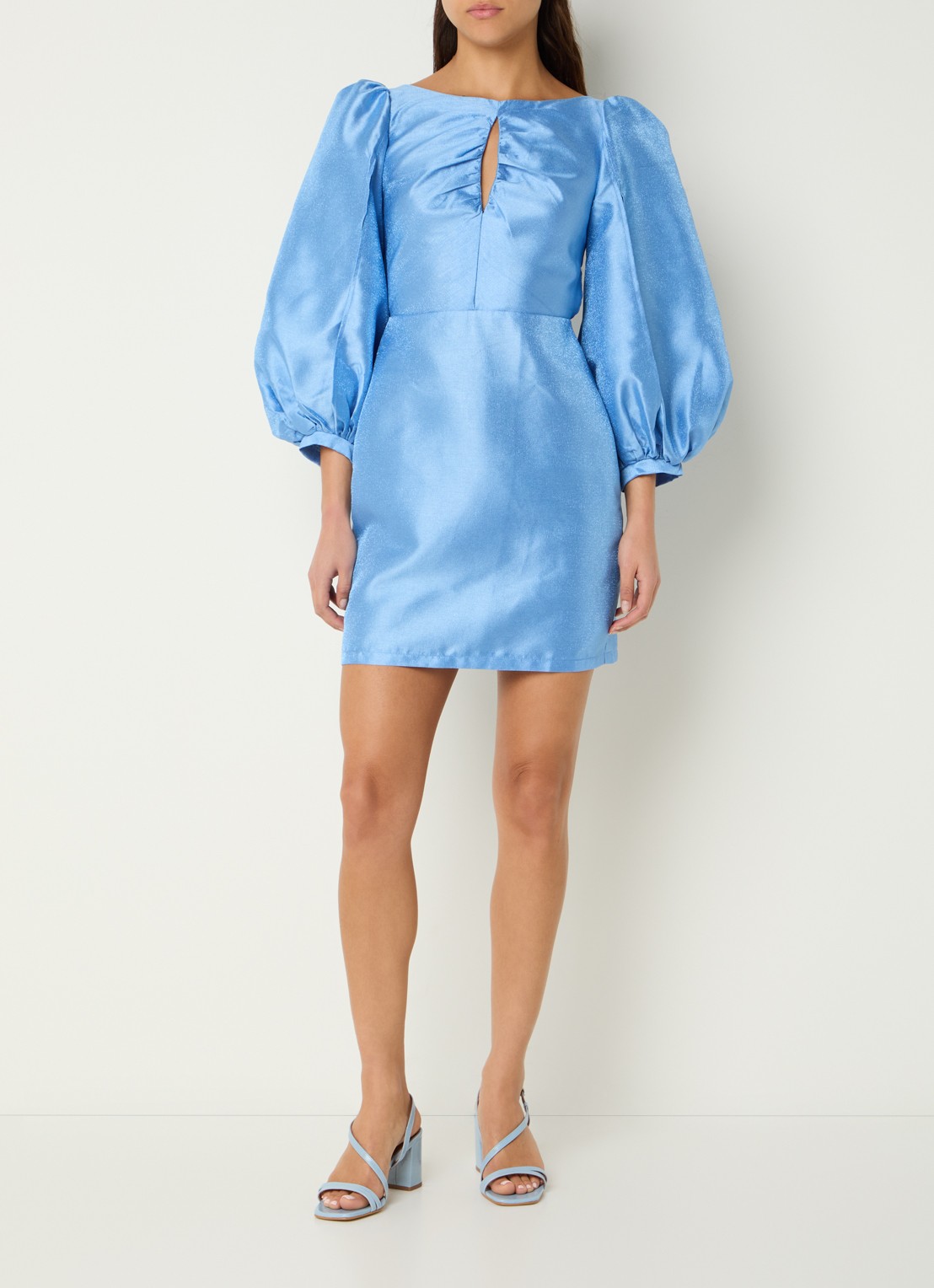 Laagam Liza mini jurk met cut-out detail en pofmouw - voorkant 2 blauwgrijs