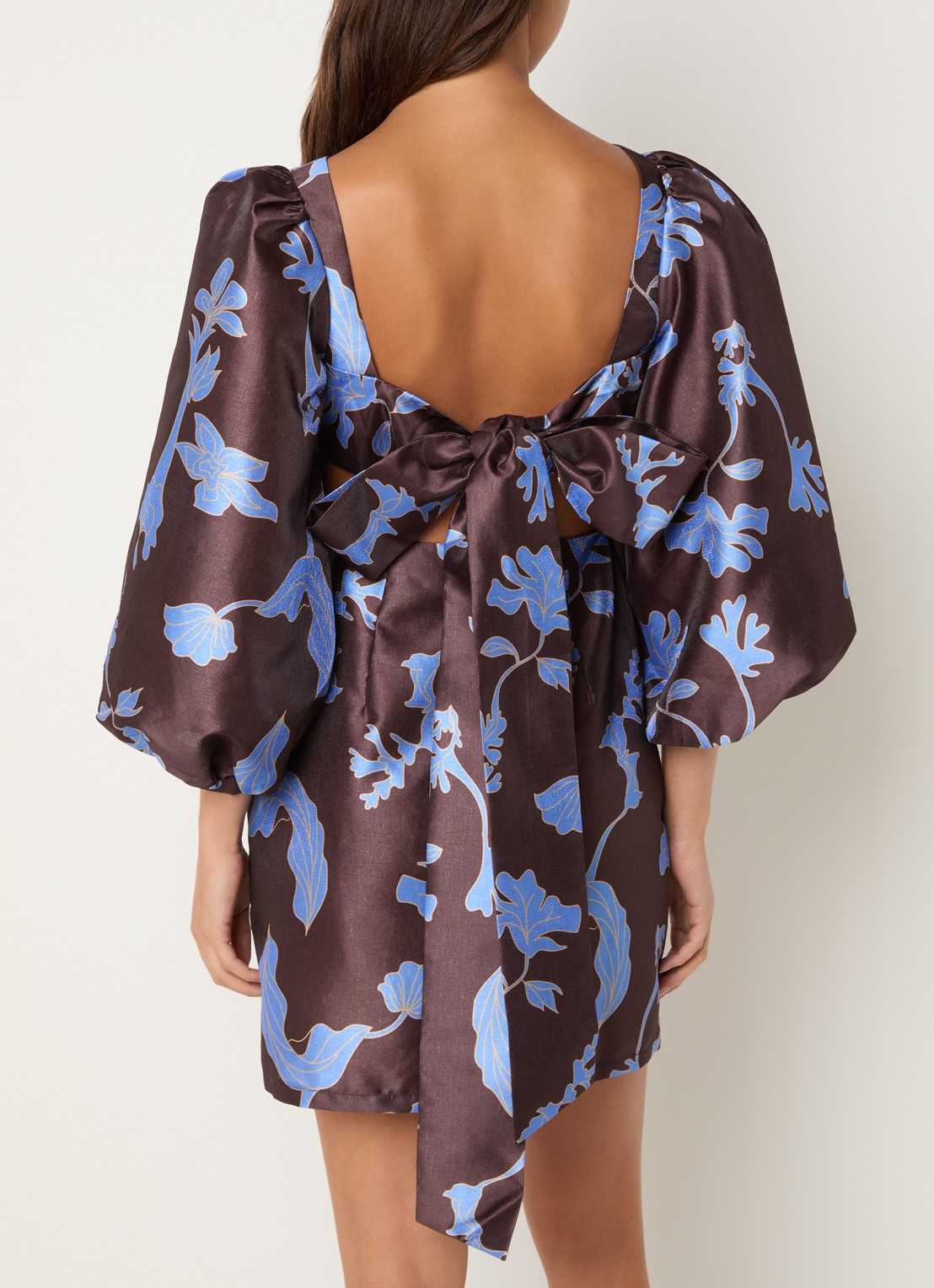 Laagam Liza mini jurk met pofmouw en glanzende finish - achterkant 4 bruin