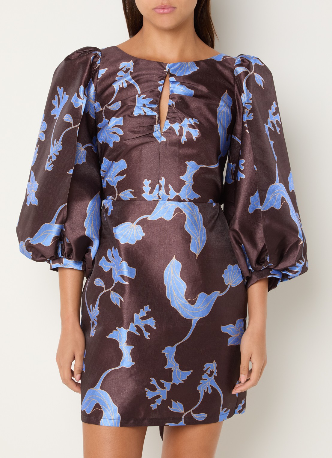 Laagam Liza mini jurk met pofmouw en glanzende finish - detail 3 bruin
