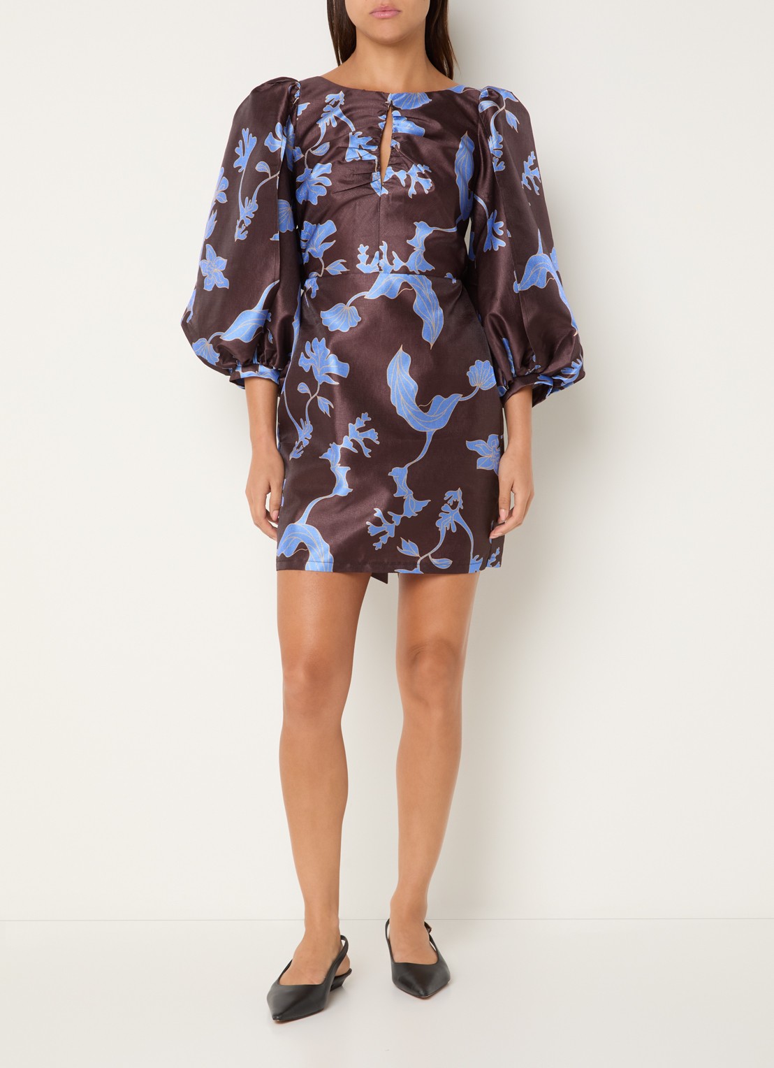 Laagam Liza mini jurk met pofmouw en glanzende finish - voorkant 2 bruin