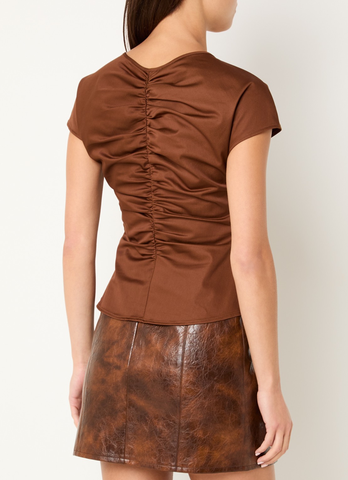 Laagam Simone top met plooidetail - achterkant bruin
