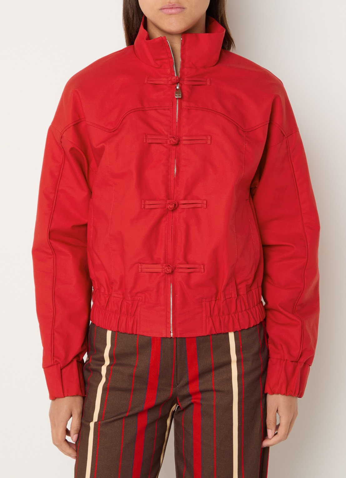 Laagam Sylvie jack met steekzakken en col - detail rood