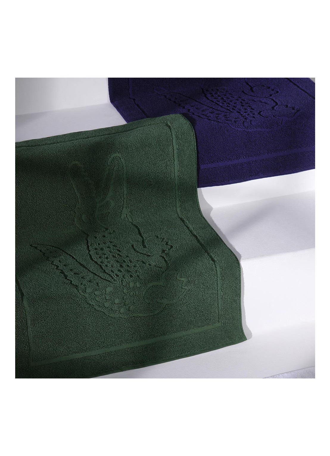Lacoste L Lacoste badmat van  katoen 800 gr/m2 - 55 x 80 cm - voorkant 4 groen