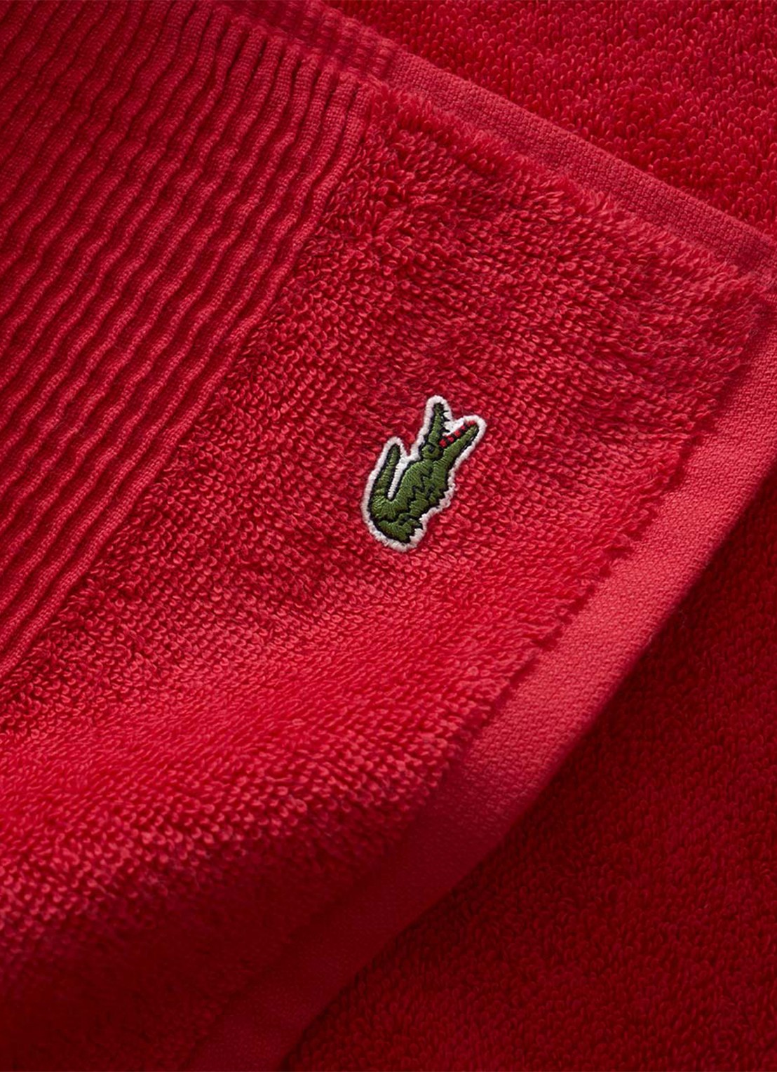 Lacoste L Lecroco badhanddoek - 600 gr/m2 - 50 x 100 cm - achterkant kersenrood