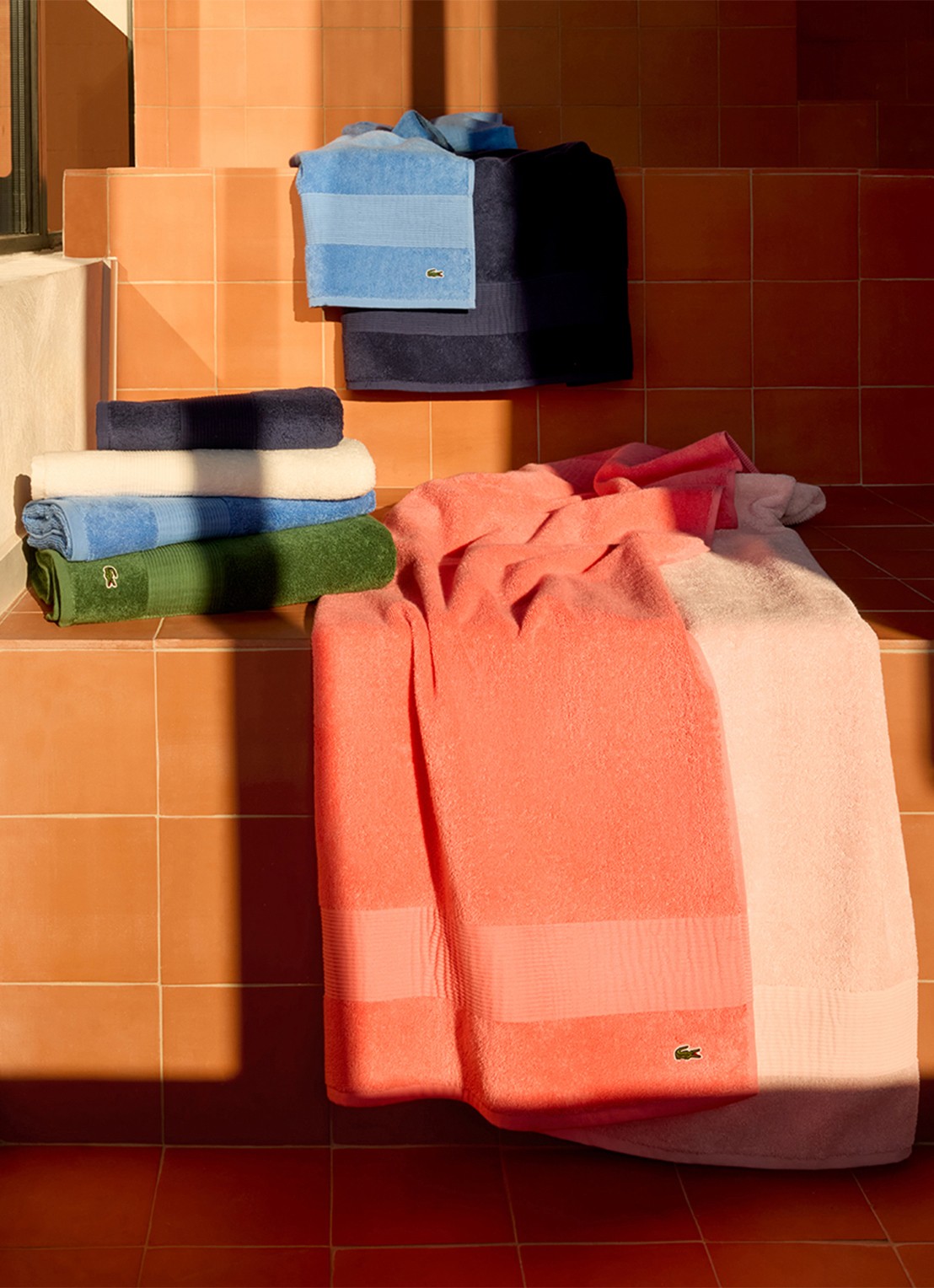 Lacoste L Lecroco badlaken - 600 gr/m2 -  70 x 140 cm - detail 2 koraalrood