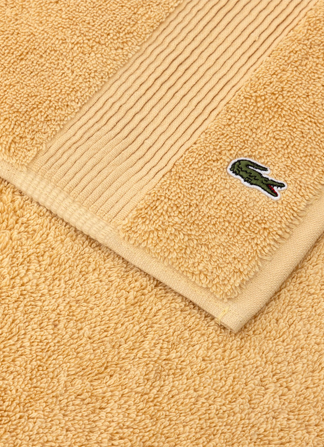 Lacoste L Lecroco badlaken - 600 gr/m2 -  70 x 140 cm - voorkant 2 lichtgeel