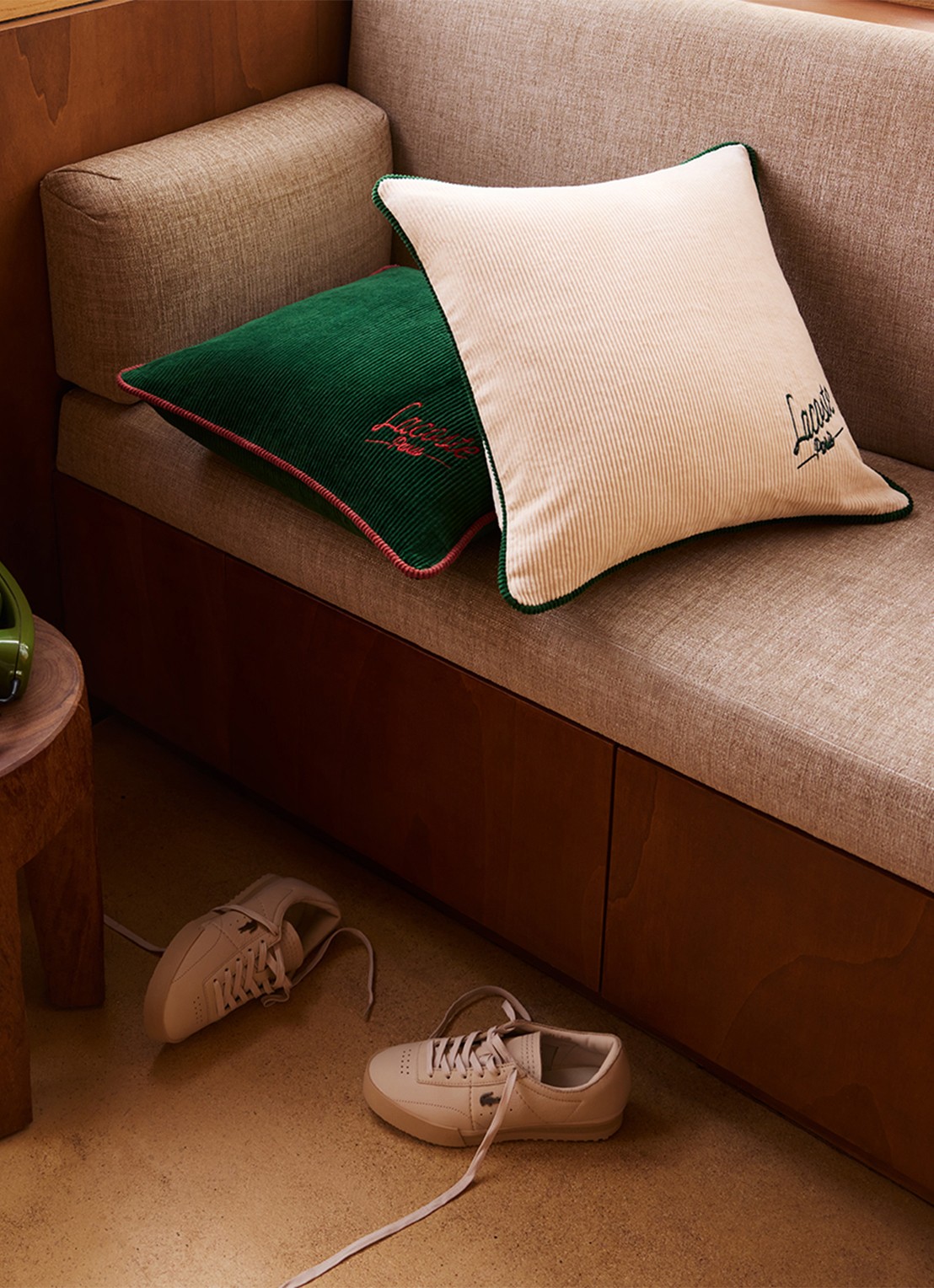 Lacoste Sierkussen 45 x 45 cm - detail bronsgroen