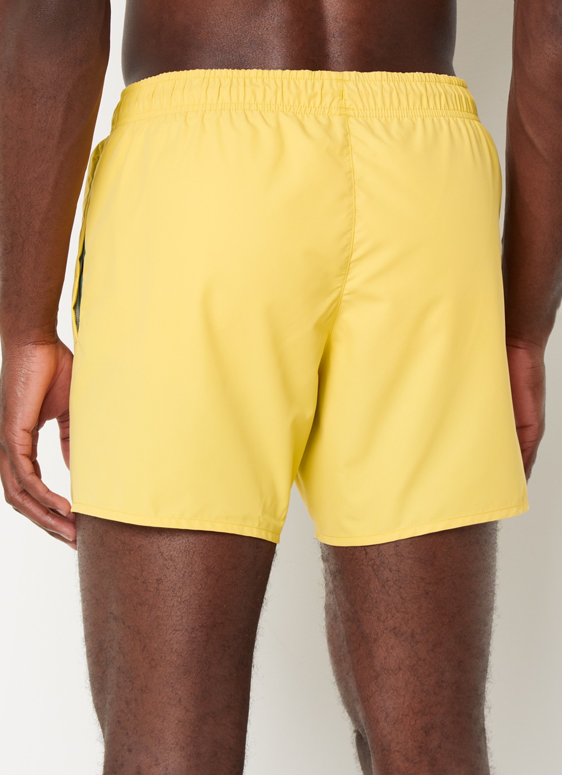 Lacoste Uni zwemshorts met logo en steekzakken - achterkant abrikoos