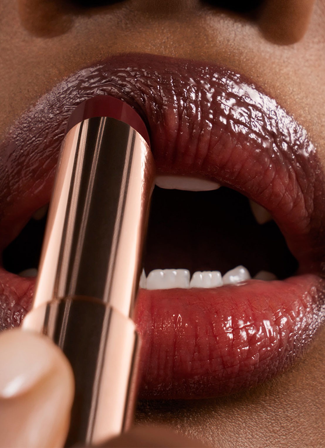 Lancôme Lip Idôle Squalane-12 Butterglow™ - getinte lipbalsem - detail 4 60 million dollar berry