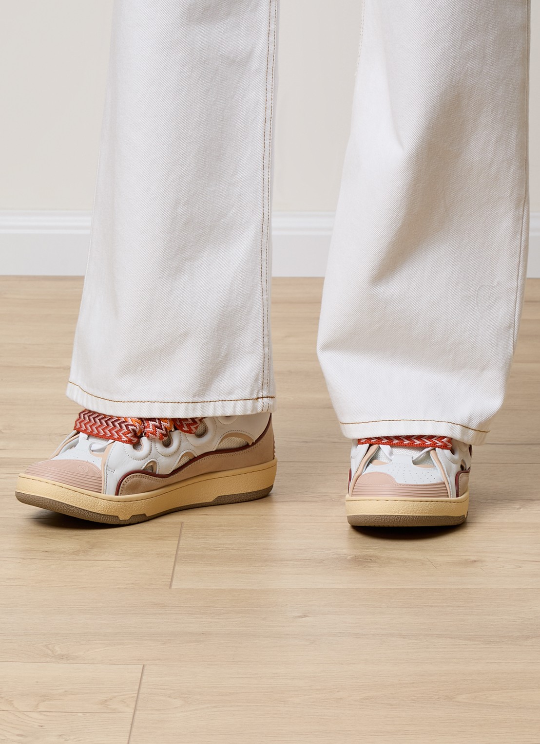 Lanvin Curb sneaker van kalfsleer met suède details - voorkant 3 abrikoos