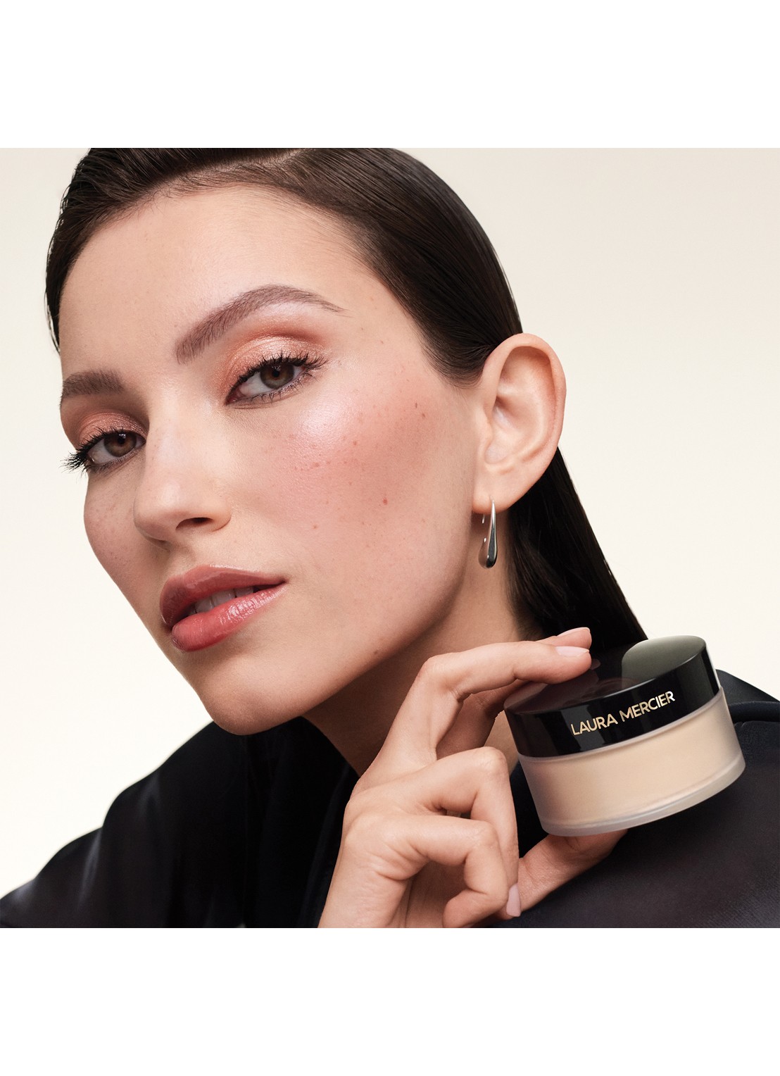 Laura Mercier Indulgent Icons Translucent Loose Setting Powder + Puff - Limited Edition make-up set - detail 4 translucent