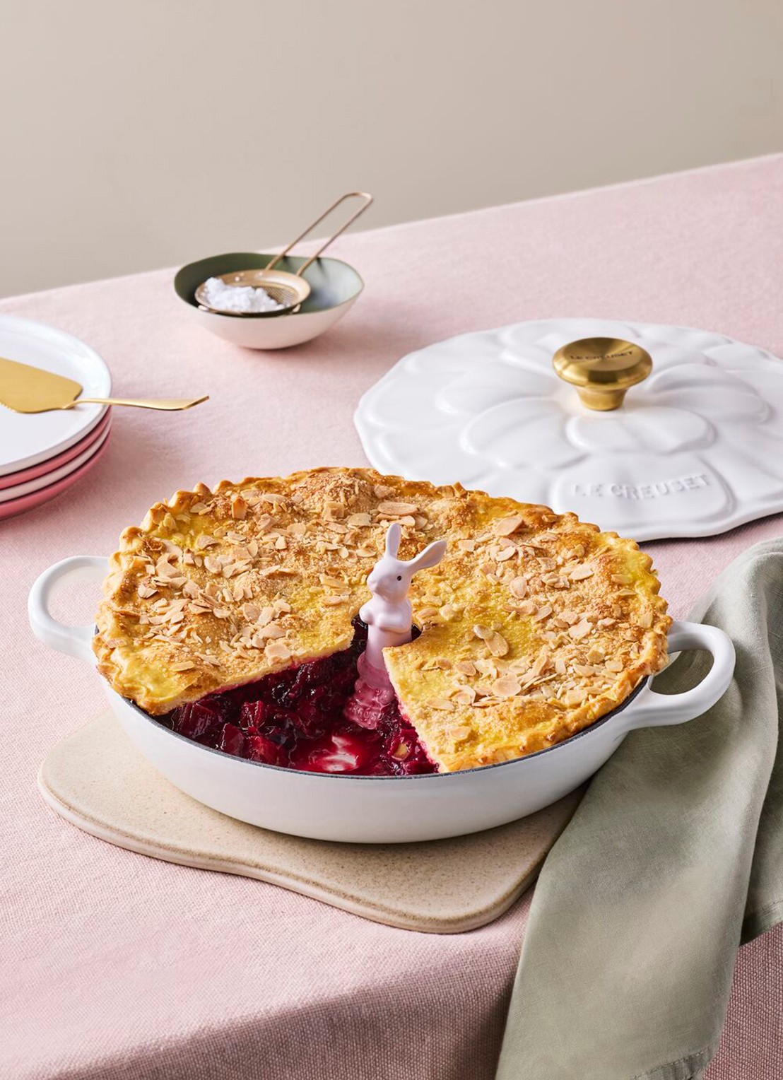 Le Creuset Bakkonijn - achterkant 3 lichtroze