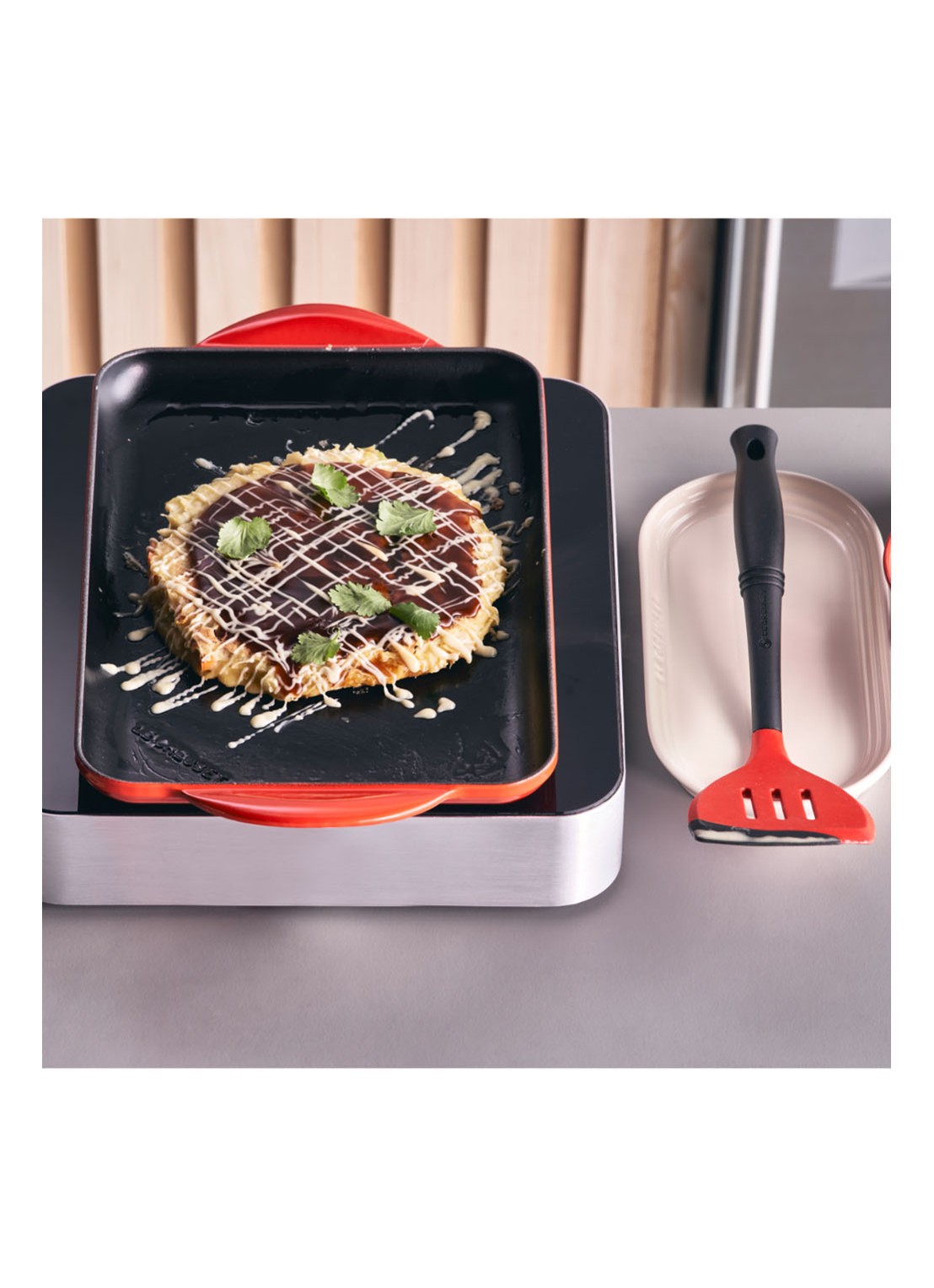 Le Creuset Bakspaan 36 cm  - voorkant 2 kersenrood ebbenzwart / multicolor