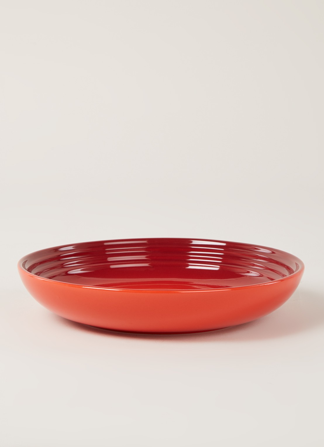 Le Creuset Diep bord 22 cm - voorkant 2 kersenrood / rood