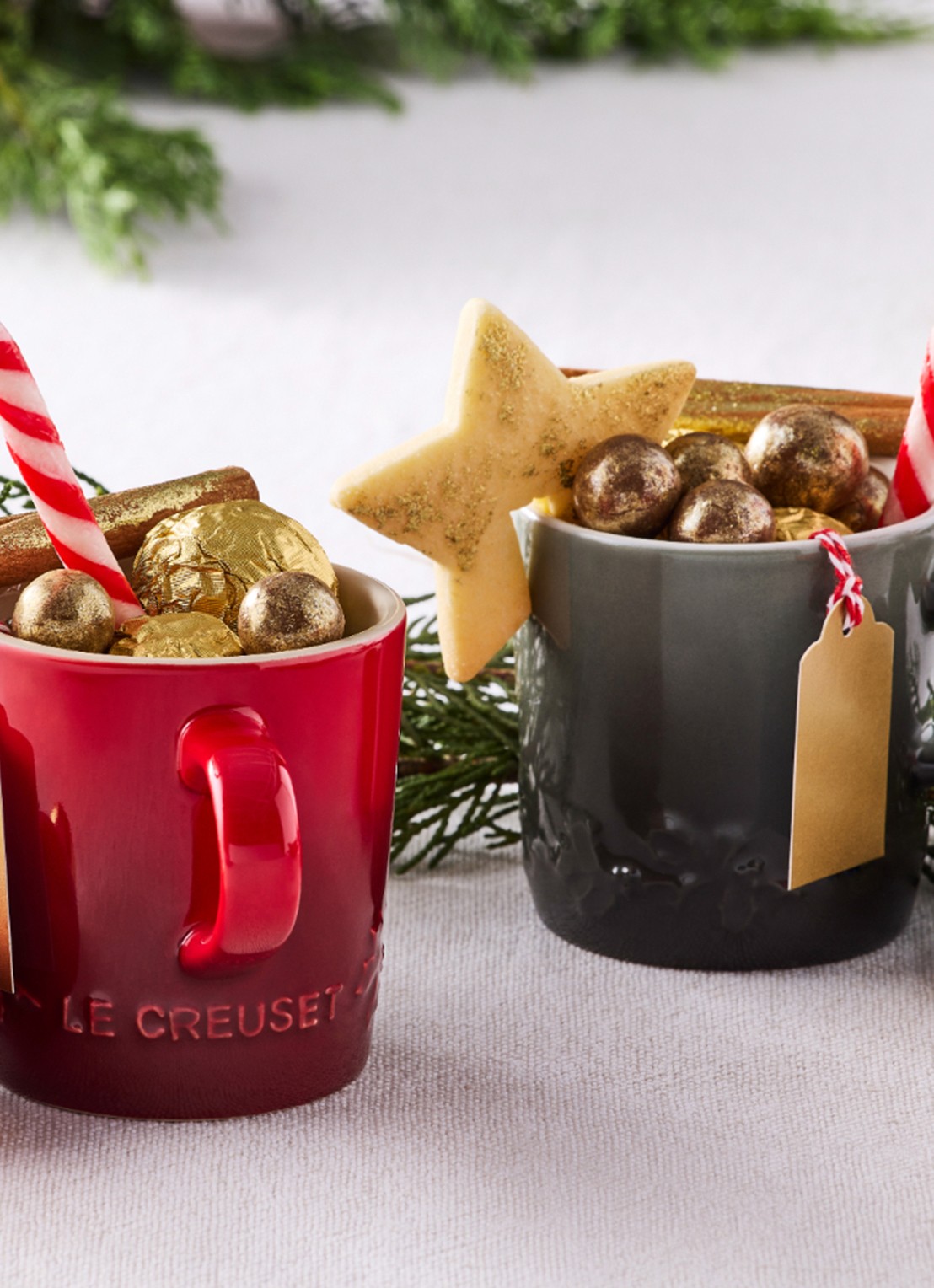 Le Creuset Holly mok 35 cl - detail 5 donkerrood