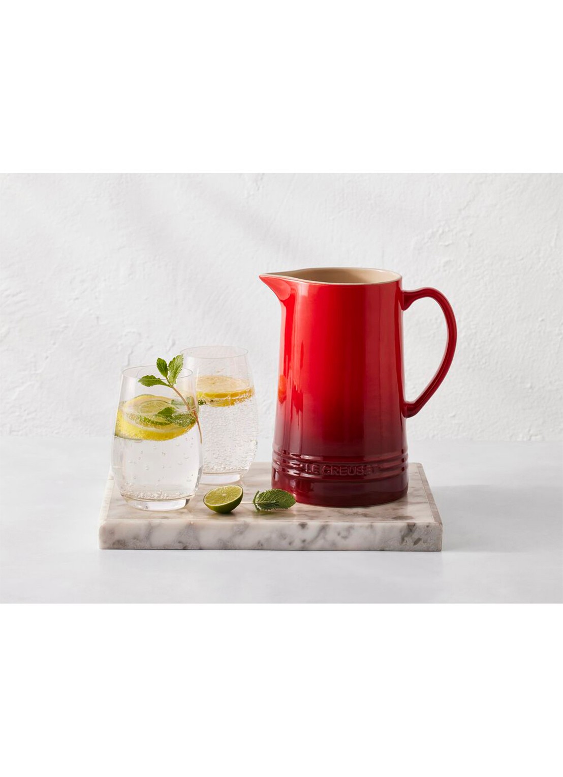 Le Creuset Karaf 1,5 liter - detail 6 donkerrood