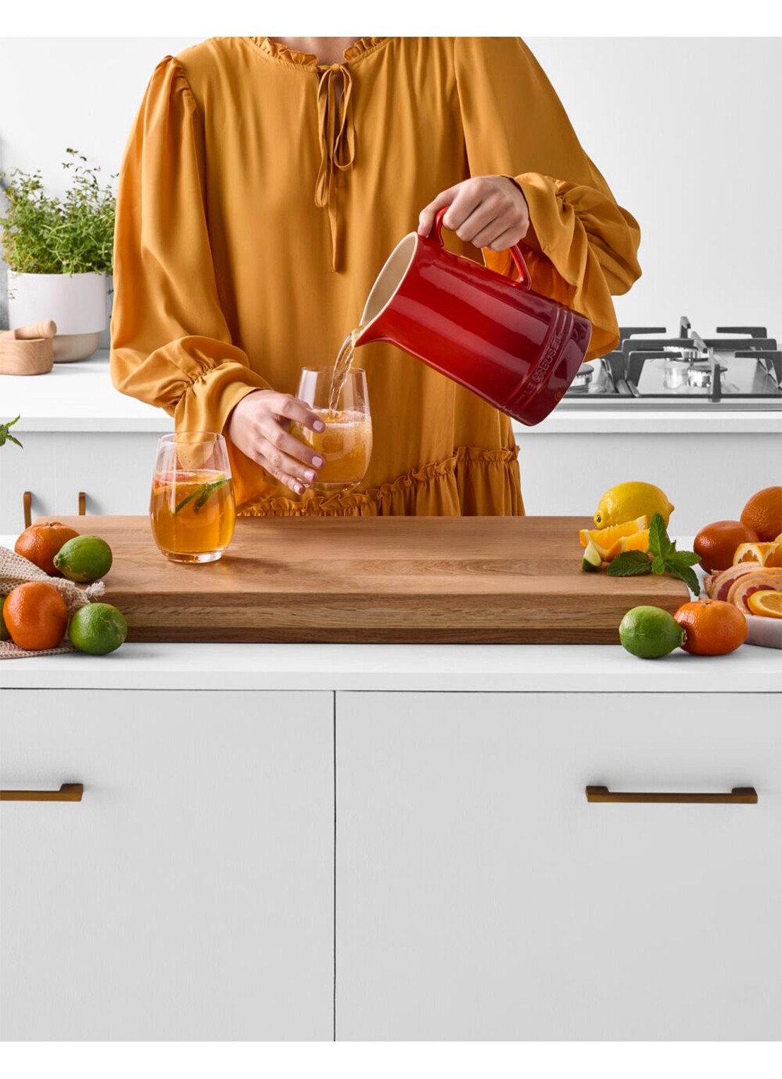 Le Creuset Karaf 1,5 liter - detail 7 donkerrood
