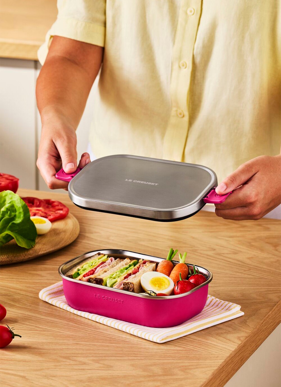 Le Creuset On The Go lunchbox 0,9 liter - detail 6 roze
