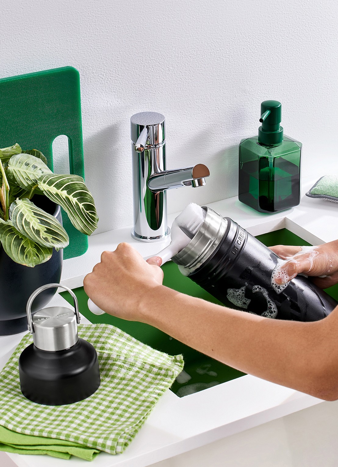 Le Creuset On The Go waterfles 1 liter - voorkant 2 zwart