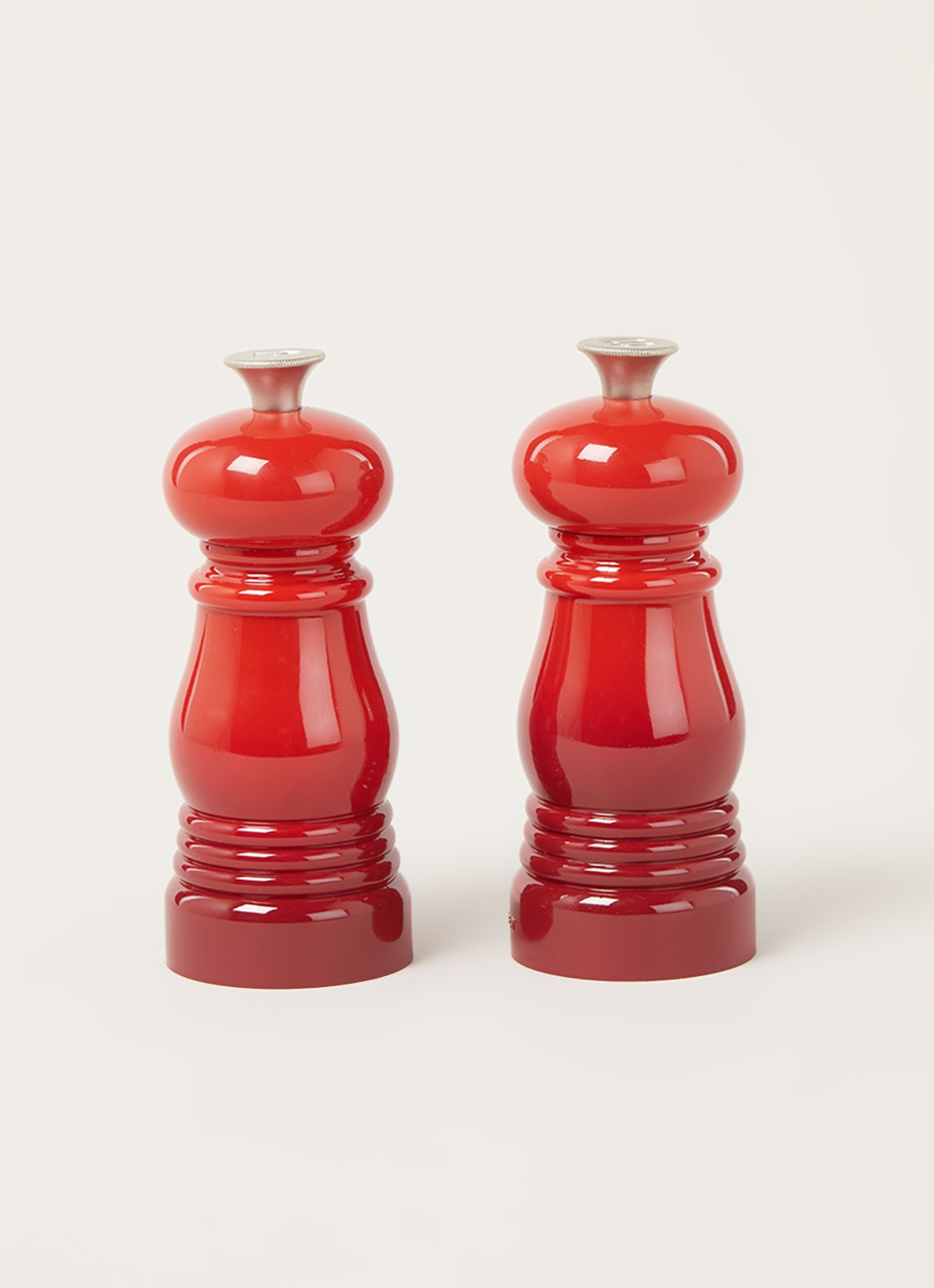 Le Creuset Peper- en zoutmolen 11 cm 2-delig - voorkant 2 kersenrood / rood