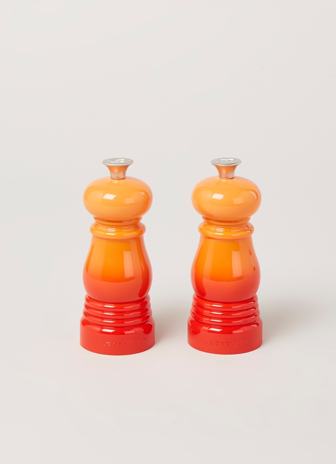 Le Creuset Peper- en zoutmolen 13 cm 2-delig - voorkant 2 oranjerood / oranje