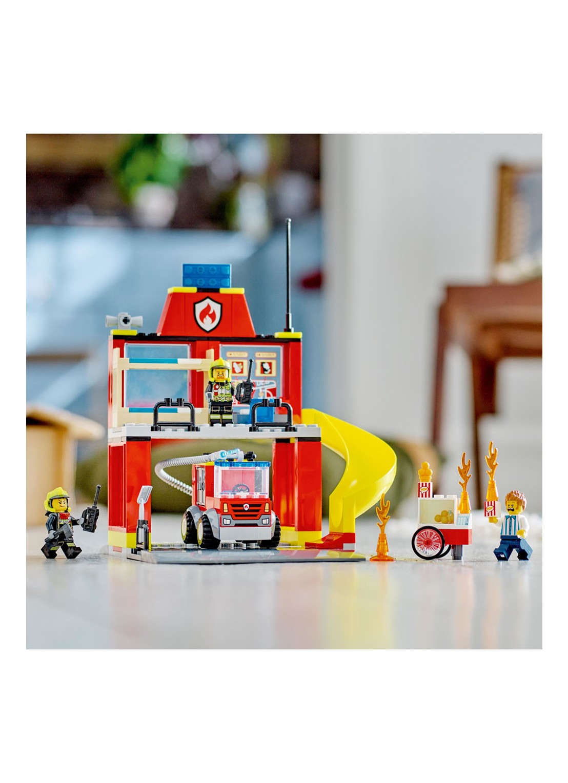 LEGO De Brandweerkazerne en de Brandweerwagen Set - 60375 - detail 4 multicolor