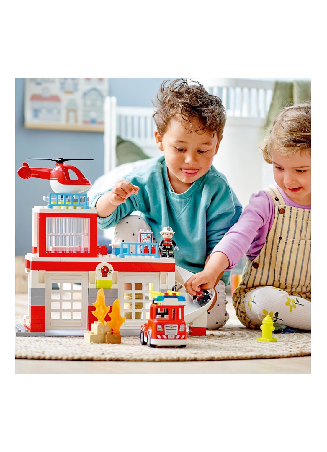 LEGO DUPLO Brandweerkazerne & Helikopter Speelset - 10970 - detail 6 multicolor
