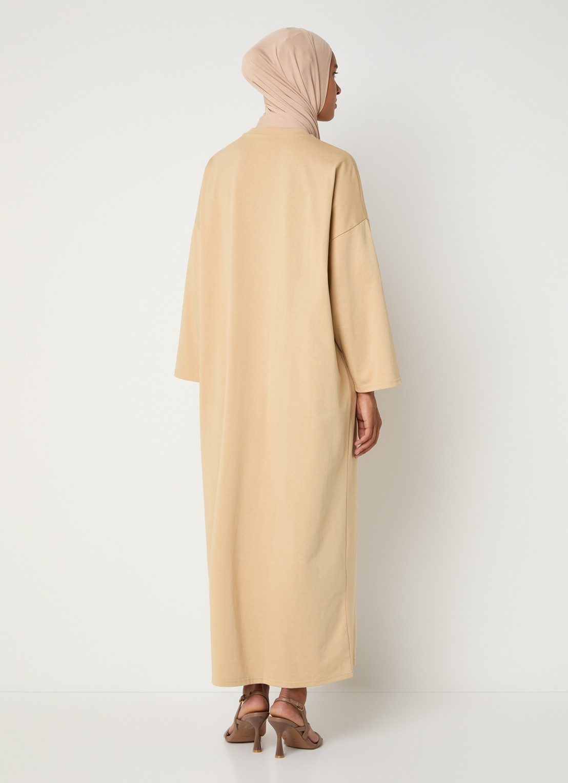 LES Atelier Ilya maxi jurk met borduring - achterkant 5 khaki