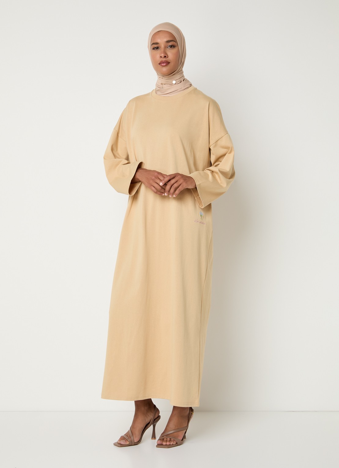 LES Atelier Ilya maxi jurk met borduring - detail 3 khaki