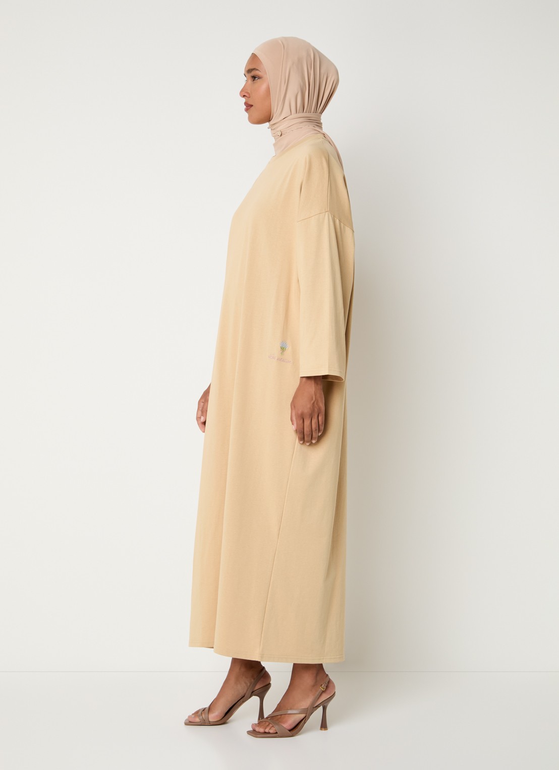 LES Atelier Ilya maxi jurk met borduring - voorkant 2 khaki