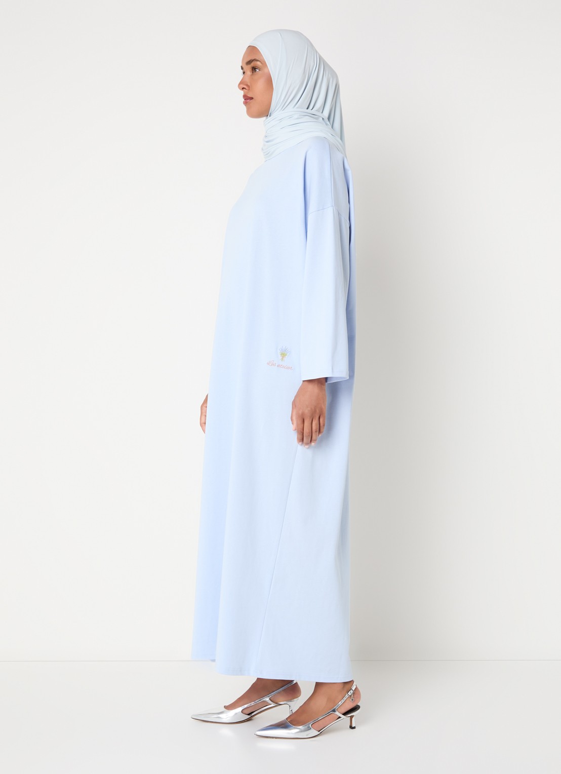 LES Atelier Ilya maxi jurk met borduring - voorkant 4 lichtblauw