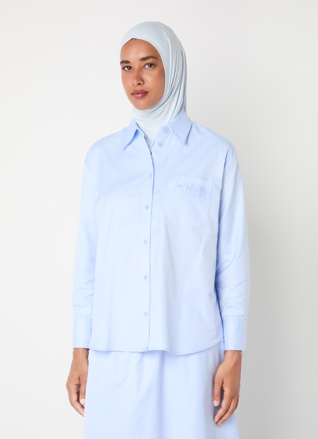 LES Atelier Itri blouse met borstzak - detail lichtblauw