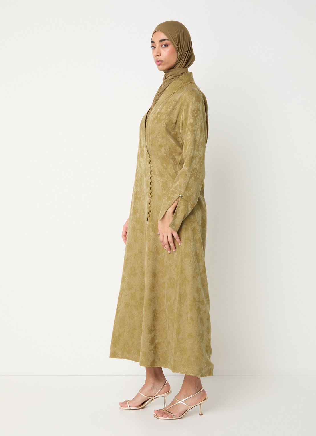 LES Atelier Kiara maxi jurk met jacquard dessin en V-hals - voorkant 2 okergeel