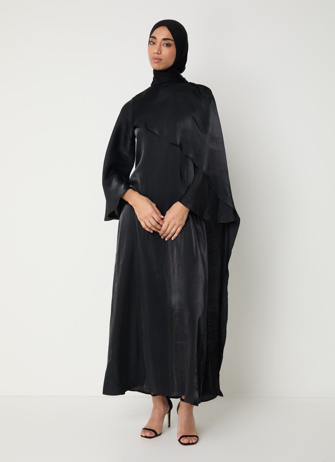LES Atelier Lamia maxi jurk van satijn met sjaalkraag - detail 2 zwart